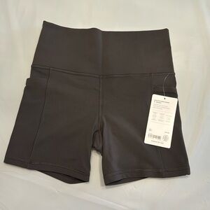 NWT - Athleta 5” salutation stash short